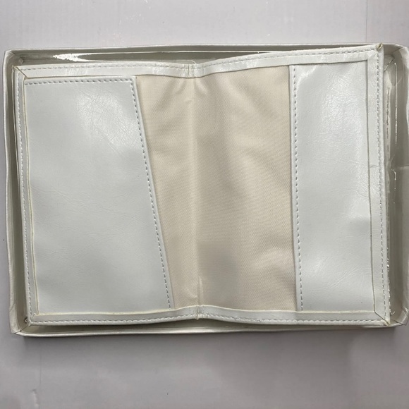 ICING MR. MRS. PASSPORT HOLDER COVER TRAVEL WEDDING NEWLY WEDS 2 PACK HONEYMOON - Picture 5 of 7